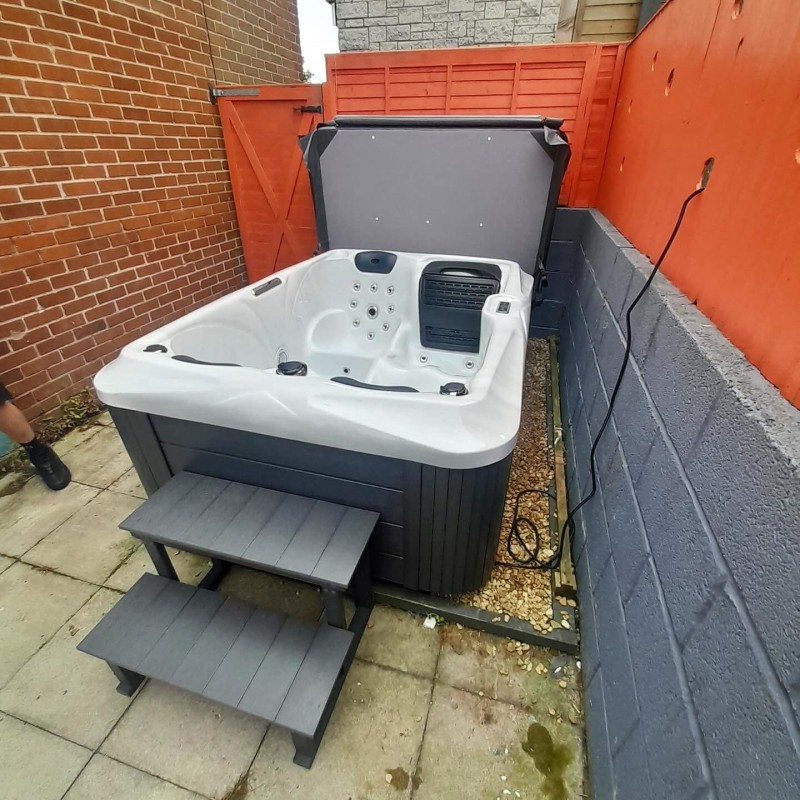 Helsinki - 3 Person Plug & Play Hot Tub