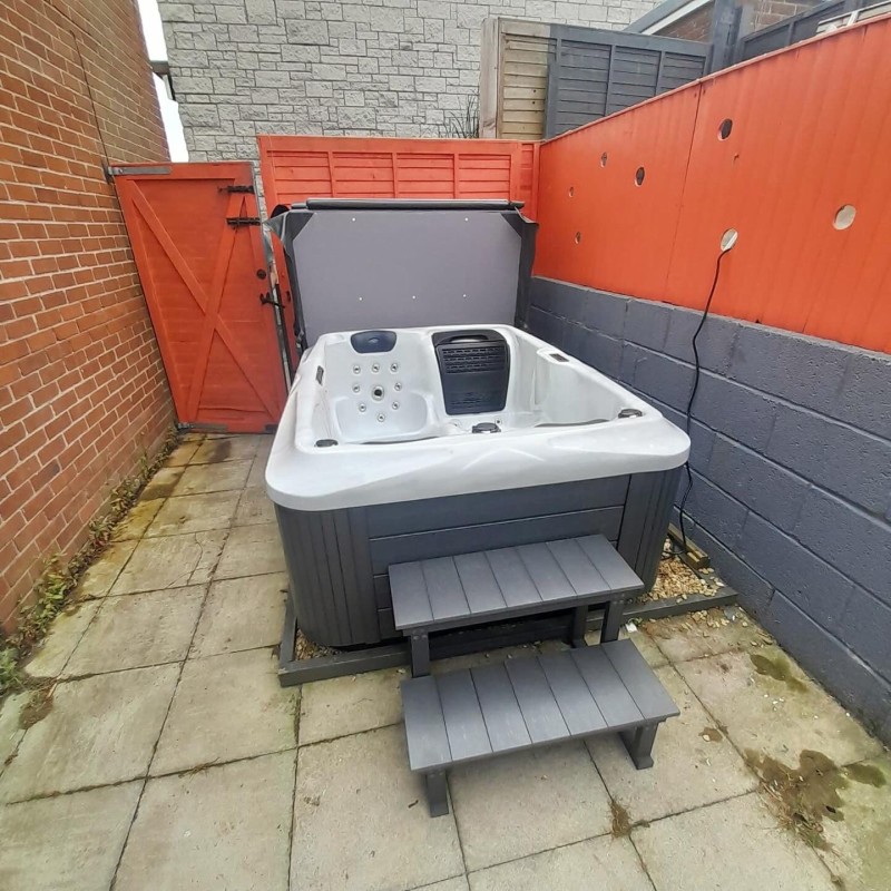 Helsinki - 3 Person Plug & Play Hot Tub