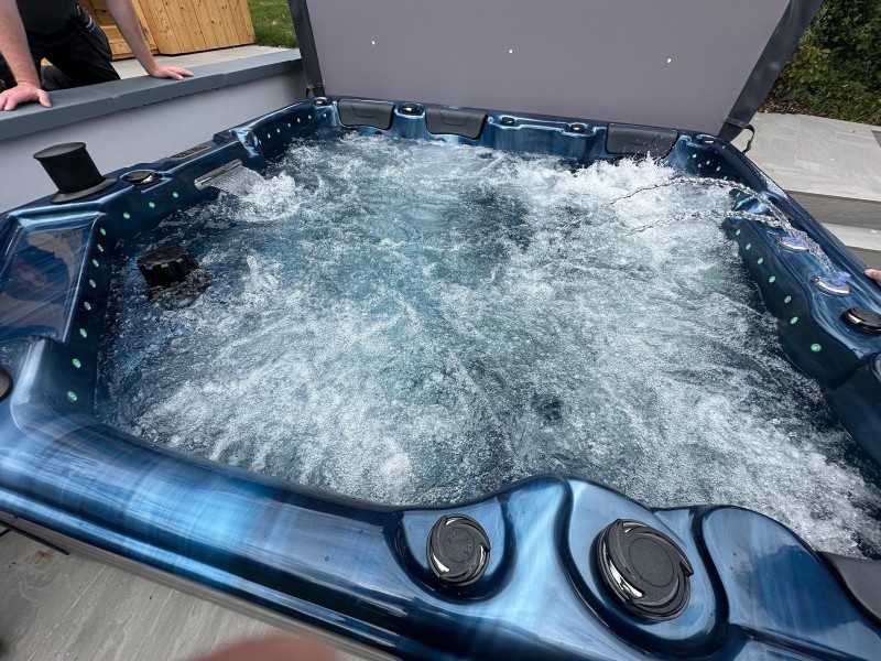 Ultimate - 7 Person Hot Tub