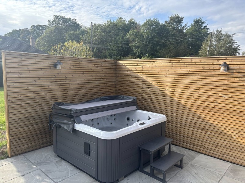 Ruby - 7 Person Plug & Play Hot Tub