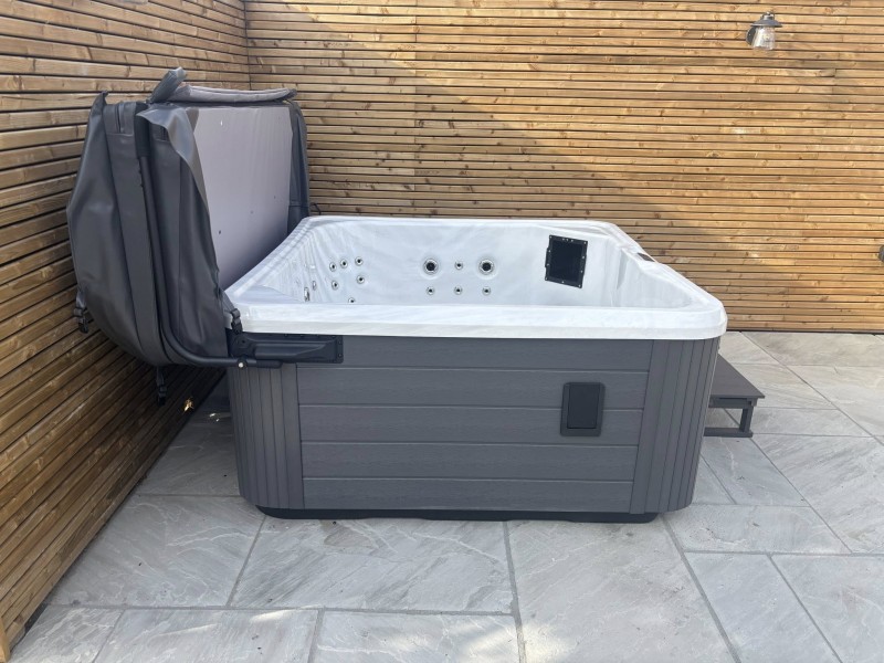 Ruby - 7 Person Plug & Play Hot Tub