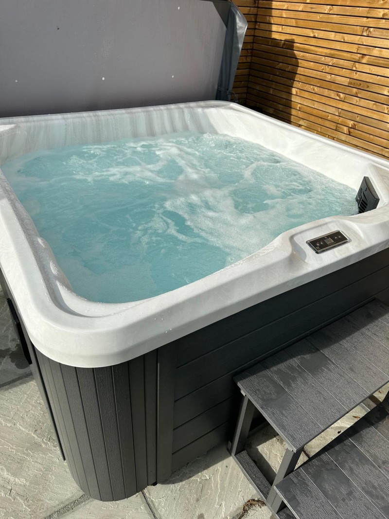 Ruby - 7 Person Plug & Play Hot Tub