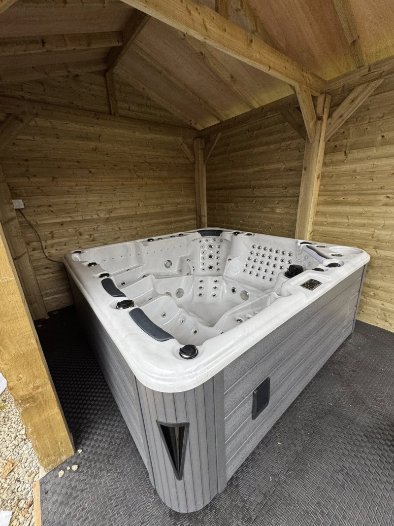 Ultimate - 7 Person Hot Tub