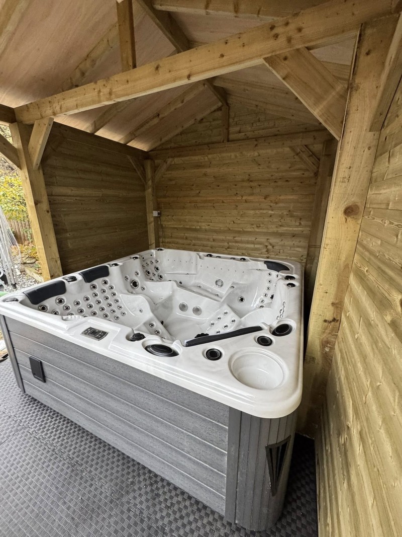 Ultimate - 7 Person Hot Tub