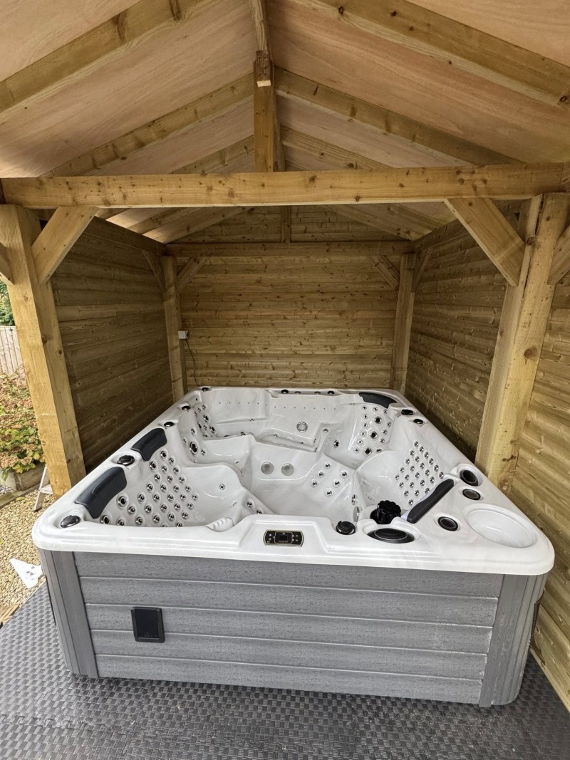 Ultimate - 7 Person Hot Tub