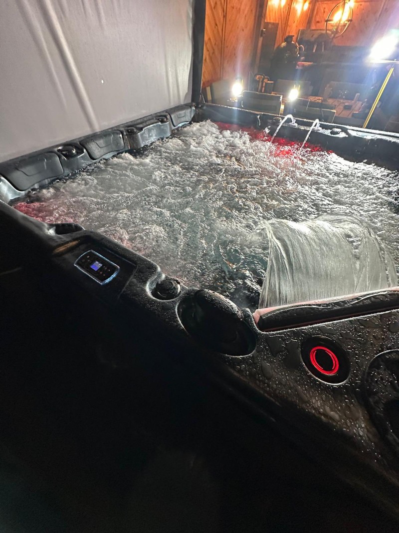 Ultimate - 7 Person Hot Tub